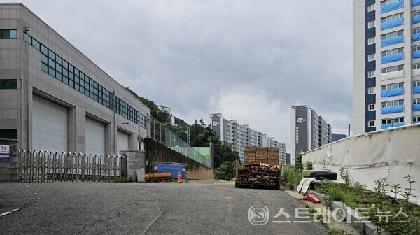 ◇'김해 삼계 동일스위트' 단지의 서쪽에 연접한 삼계변전소. (사진=이준혁 기자)