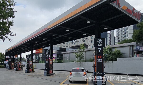 ◇'김해 삼계 동일스위트' 단지의 남동쪽에 위치한 김해대로주유소. 대형차량 우선 주유기가 있을 정도로 대형 차량 이용이 많은 주유소다. (사진=이준혁 기자)