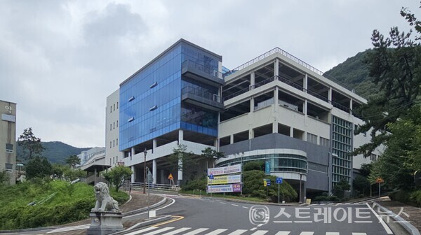 ◇'김해 삼계 동일스위트' 단지의 남서쪽에 위치한 조은금강병원. 일반입원실 241병상과 정신과폐쇄 96병상을 운영 중인 병원으로 응급실과 장례식장 등도 운영 중이다. (사진=이준혁 기자)