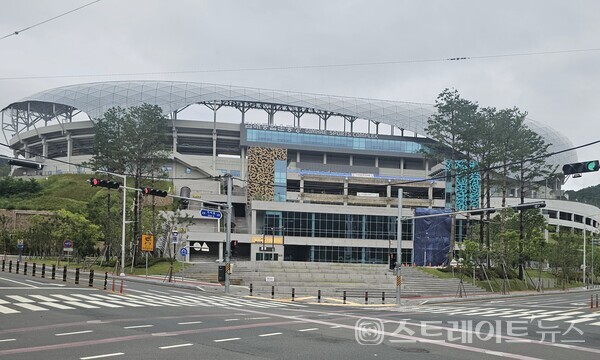 ◇'김해 삼계 동일스위트' 단지와 1.5㎞ 정도의 거리로 가까운 김해종합운동장. 2024년 전국체육대회(제105회)에 맞춰서 준공됐다. (사진=이준혁 기자)