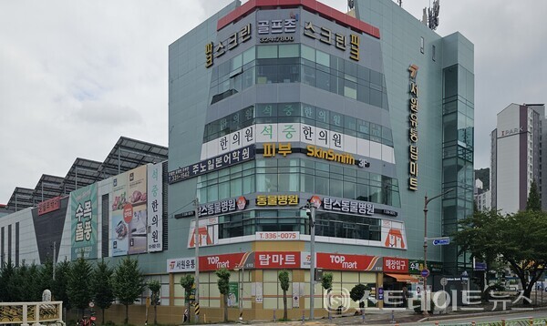 ◇'김해 삼계 동일스위트' 아파트 단지와 가까운 SSM 중 하나인 탑마트 김해삼계점. (사진=이준혁 기자)