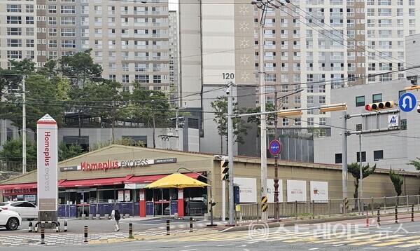 ◇'김해 삼계 동일스위트' 아파트 단지와 가까운 SSM 중 하나인 홈플러스익스프레스 김해삼계점. (사진=이준혁 기자)