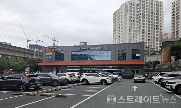 ◇'김해 삼계 동일스위트' 아파트 단지와 가까운 SSM 중 하나인 세남마트. (사진=이준혁 기자)