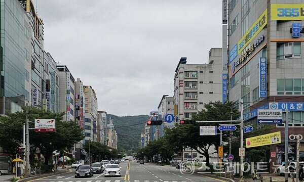 ◇'김해 삼계 동일스위트' 아파트 단지 입구에서 도보 가능한 상권 중 최대 상권인 장신대역 동쪽 상권. 은행 지점(KB국민은행 김해삼계점, BNK부산은행 삼계동지점, IBK기업은행 김해삼계점)과 비은행 예금취급기관 지점(북김해새마을금고 본점, 김해농협 삼계지점, 김해축산농협 삼계가야지점)은 모두 이 곳에 있다. (사진=이준혁 기자)