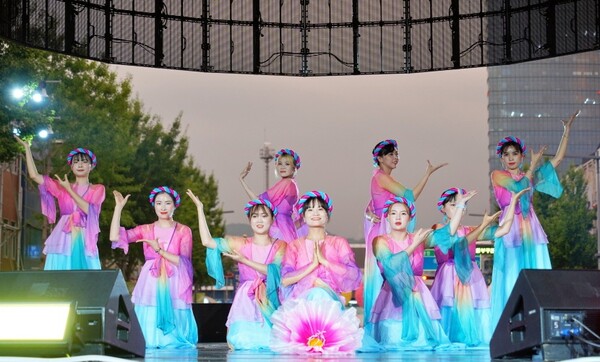 대전 0시 축제 대전역 무대에서 외국인팀이 장기자랑 대회를 펼치고 있다. 대전시사회서비스원 제공.