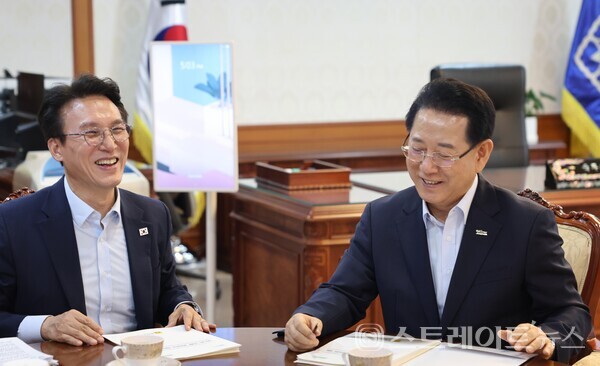 김영록 지사가 11일 김민석 국무총리를 면담, 국립의대 설립, 서남권 에너지 혁신성장벨트 구축, 석유화학·철강산업 위기 극복 등 지역 핵심 현안을 건의하며, 지원을 요청하고 있다.사진/전남도
