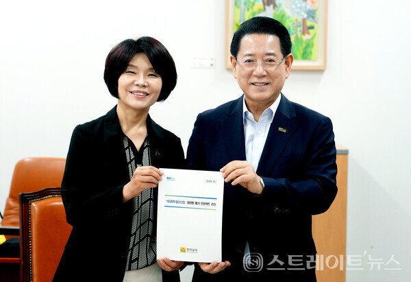 김영록 지사가 11일 서울 국회에서 한정애 더불어민주당 정책위의장과 면담을 갖고 전남도 핵심 사업을 건의하며, 협조를 요청하고 있다.사진/전남도