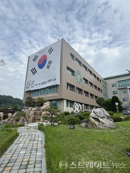 화순군청 청사 대형 태극기.사진/화순군