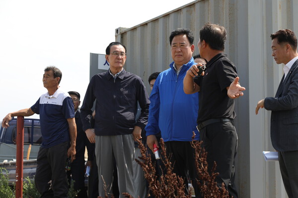 지난달 폭우 피해상황을 점검 중인 노동진  수협회장(가운데 왼쪽). Sh수협중앙회 제공.