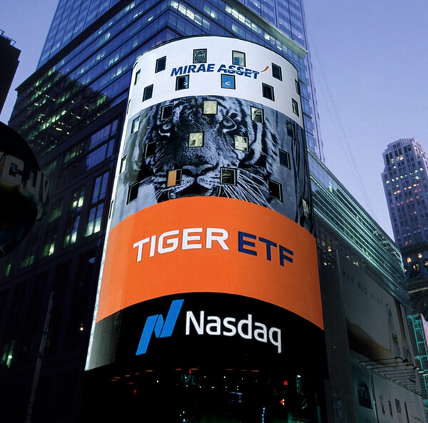                            뉴욕 나스닥타워에 모습을 드러낸 미래에셋 TIGER ETF 광고 전광판. 미래에셋자산운용 제공. 