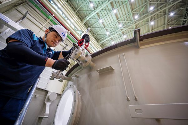 LS일렉트릭 부산 공장에서 작업자가 초고압 변압기를 조립하고 있다. LS그룹 제공