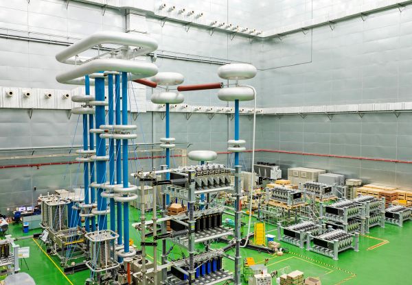 LS일렉트릭 부산 공장에서 HVDC 설비를 시험 하고 있다. LS그룹 제공