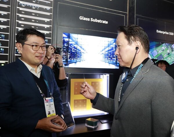 최태원 SK그룹 회장이 올해 1월 미국 라스베이거스에서 열린 'CES 2025'의 SK그룹 전시관에서 유리기판을 살펴보고 있다. SK그룹 제공