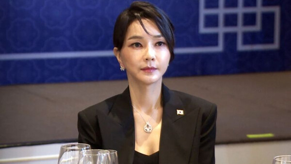 2022년 6월 나토 정상회의  행사에 '반클리프 아펠 목걸이'를 착용하고 참석한 김건희 씨. 연합뉴스. 