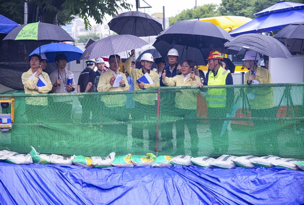 강기정 시장이 12일 오전 서구 금호동 도시철도2호선 상수도 누수피해 현장을 찾아 복구상황을 점검하고 있다./광주시
