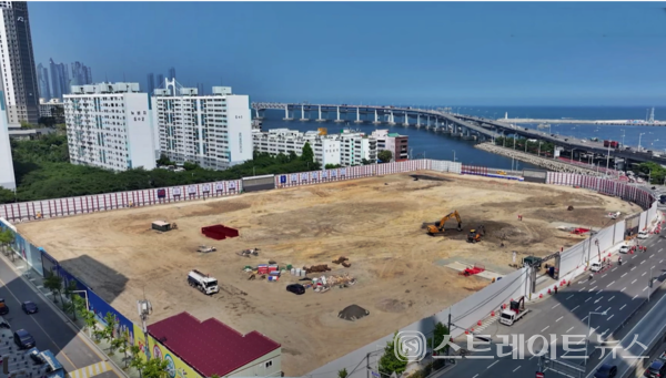 대우건설이 부산 최상위 2%를 겨냥해 분양 중인 ‘써밋 리미티드 남천’(사진 : 건설현장)이 청약홈의 1순위 청약에서 최고 349 대 1에 힘입어 평균 22 대 1이 웃도는 경쟁률로 올해 지역 최고 흥행 단지로 떠올랐다.