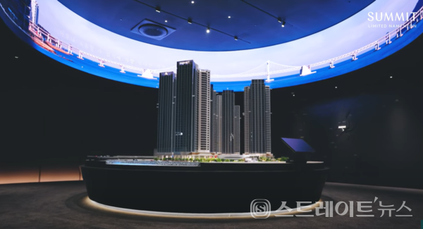 대우건설이 부산 최상위 2%를 겨냥해 분양 중인 ‘써밋 리미티드 남천’(사진 : 모델하우스 내 모형)이 청약홈의 1순위 청약에서 최고 349 대 1에 힘입어 평균 22 대 1이 웃도는 경쟁률로 올해 지역 최고 흥행 단지로 떠올랐다. 대우건설 제공