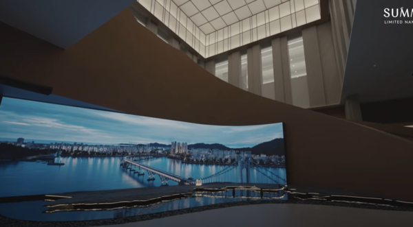 대우건설이 부산 최상위 2%를 겨냥해 분양 중인 ‘써밋 리미티드 남천’(사진 : 모델하우스 내 광안대교 뷰 영상)이 청약홈의 1순위 청약에서 최고 349 대 1에 힘입어 평균 22 대 1이 웃도는 경쟁률로 올해 지역 최고 흥행 단지로 떠올랐다.