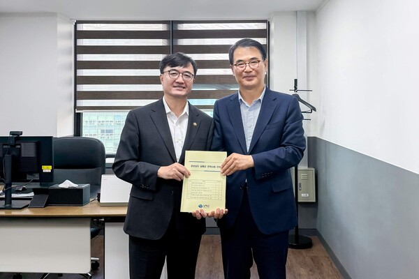 장충남 남해군수(오른쪽)가 임기근 기획재정부 제2차관에게 남해군 주요 현안사업 건의문을 전달하며 기념촬영을 하고 있다. ⓒ남해군