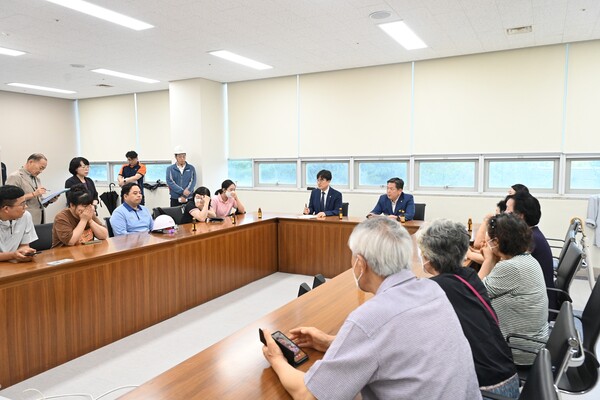 김병내 청장이 지난 11일 SRF 시설 악취 발생과 관련해 효천지구 주민과 운영사인 청정빛고을(주)이 참석한 가운데 간담회를 가졌다./남구