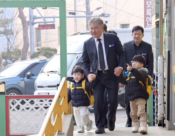 인구증가율에서 전국지자체 중 6년 연상 1위의 독보적 성과를 내고 있는 장세일  군수가 어린이들의 손을 잡고 걷고 있다. /영광군 