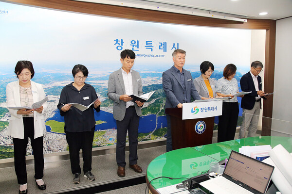 창원시 농업기술센터 강종순 소장이 13일 시청 프레스센터에서 올해 3분기 정례브리핑을 하고 있다.