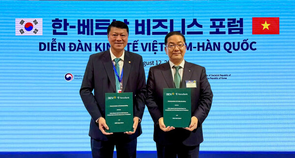 이호성 은행장이(사진 오른쪽) 레 응옥 람 베트남투자개발은행장. 하나은행 제공.