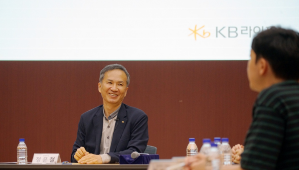 타운홀 미팅에서 직원과 담소하는 정문철 대표. KB라이프 제공.