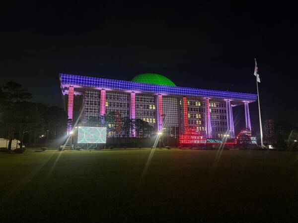 광복 80년 전야제 '대한이 살았다'를 위한 사전 조명 설치 작업중인 국회. 탁현민 페이스북.