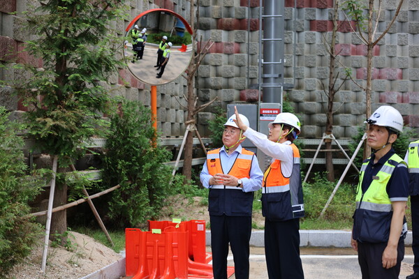 남부발전 김준동 사장(왼쪽 첫 번째)이 지난 13일 신세종빛드림본부에 찾아, 안전보건관리 이행실태를 확인했다.