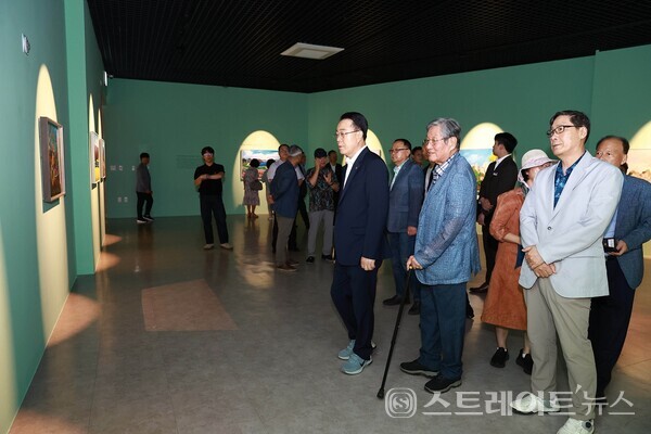 구복규 화순군수가 정완기 초대작가로부터 작품 설명을 들으며, 작품을 관람하고 있다.사진/화순군