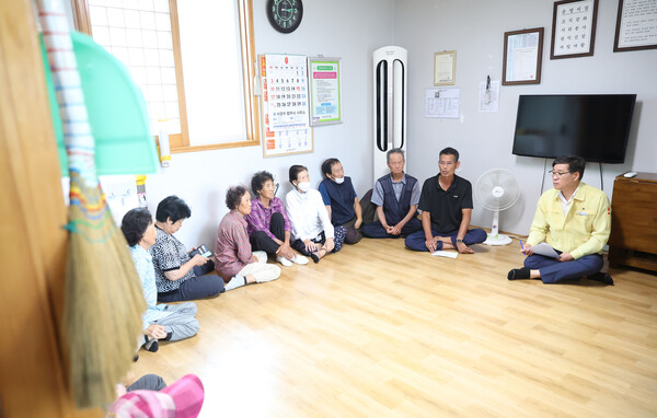 진병영 함양군수(오른쪽)가 함양읍 내곡마을 무더위쉼터에서 주민들과 간담회를 가지고 있다. ⓒ함양군