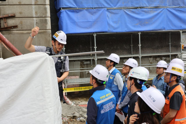 더불어민주당 산업재해예방TF는 14일 오후 경기도 의정부시 신곡동 DL건설 아파트 신축공사 현장에서 발생한 노동자 추락사고 현장을 찾았다. 박홍배 의원실. 