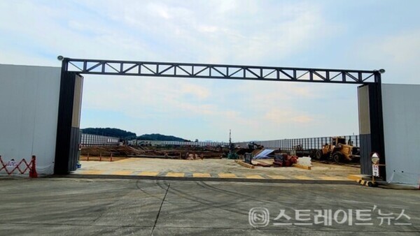 남양주 왕숙2지구의 첫 민간참여 공공분양주택 ‘왕숙 푸르지오 더 퍼스트’의 공사현장 주출입구. 김태현 기자