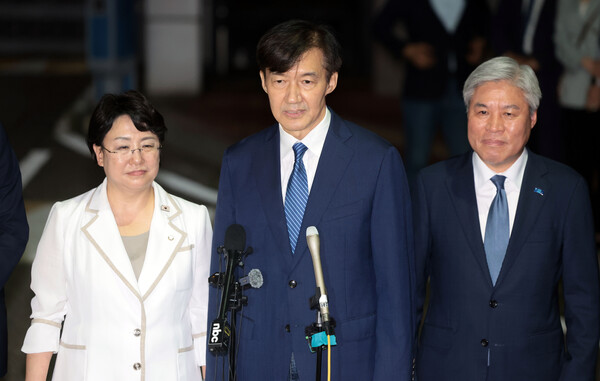 조국혁신당 조국 전 대표가 15일 서울 구로구 남부교도소에서 광복절 특별사면·복권 조치로 출소하며 대국민 인사를 하고 있다. 연합뉴스. 