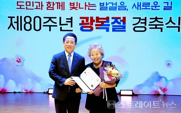 김영록 지사가 15일 도청 김대중강당에서 열린 ‘제80주년 광복절 경축식’에 참석해 독립유공자에 대한 포상을 전수한 뒤 기념촬영을 하고 있다.사진/전남도