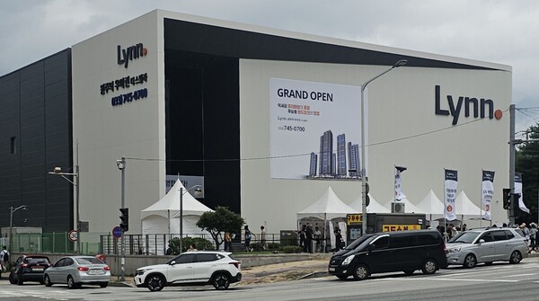 우미건설이 강원도 원주시 무실동 2006번지 남원주역세권 AC-5블록에 선보이는 ‘원주역 우미 린 더 스텔라’의 견본주택. 이준혁 기자