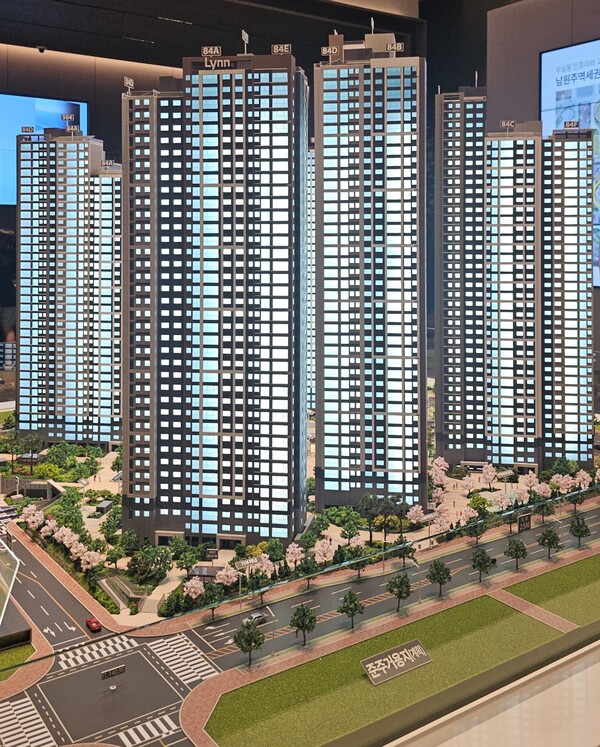 우미건설이 강원도 원주시 무실동 2006번지 남원주역세권 AC-5블록에 선보이는 ‘원주역 우미 린 더 스텔라’의 단지모형. 이준혁 기자