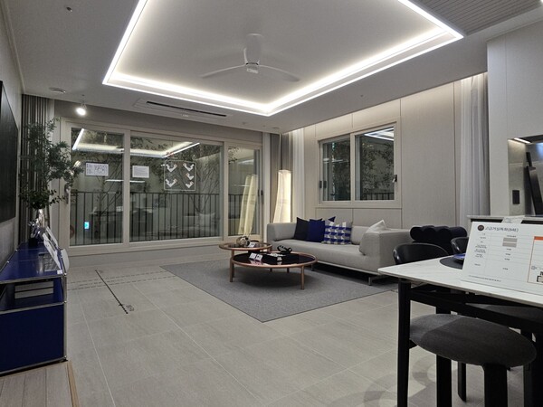 ‘원주역 우미 린 더 스텔라’ 84㎡E형 거실. 이준혁 기자