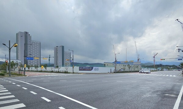 우미건설이 강원도 원주시 무실동 2006번지 남원주역세권 AC-5블록에 선보이는 ‘원주역 우미 린 더 스텔라’의 건설현장. 뒤편으로 한국토지주택공사(LH)의 ‘남원주역세권 A-6블록 행복주택’ 단지가 보인다. 이준혁 기자