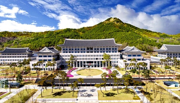 경북도는 지역경제 활성화와 초대형산불 피해지역 재건사업 추진을 위해 2025년도 제3회 추가경정 예산안 1조 7226억을 편성해 도의회에 제출했다고 17일 밝혔다.(사진=경북도)