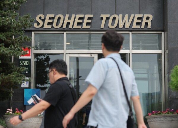 7월 11일 김건희 여사 의혹들을 수사하는 민중기 특별검사팀이 나토 순방 당시 착용한 '반클리프 앤 아펠' 목걸이 의혹 등과 관련해 압수수색을 벌인 서울 서초구 양재동 서희건설 사옥. 연합뉴스