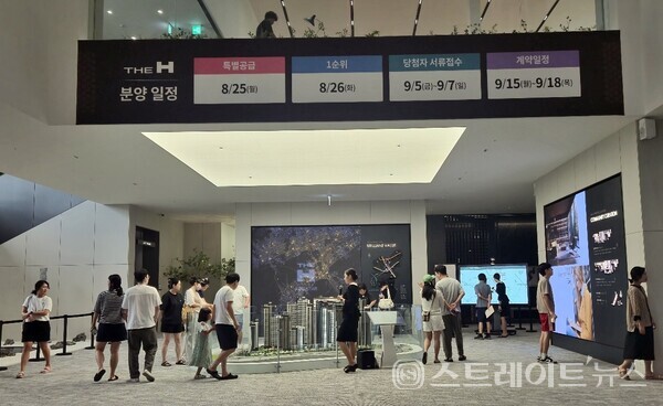 현대건설이 과천 주암동 63-9번지 주암장군마을 재개발 구역에서 선보인 하이엔드 주거단지 ‘디에이치 아델스타’가 입주자 자녀의 강남 8학군 배정으로  사실상 강남·서초 생활권으로 꼽힌다. 청약홈은 25일부터 이 단지 특별공급 청약을 받는다. 김태현 기자