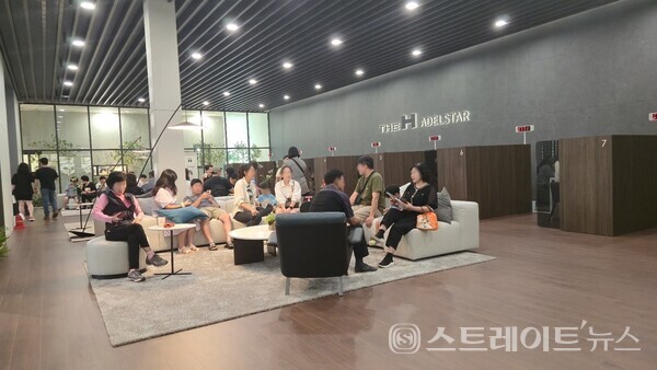 현대건설이 과천 주암동 63-9번지 주암장군마을 재개발 구역에서 선보인 하이엔드 주거단지 ‘디에이치 아델스타’의 견본주택 내부에서 상담 대기 중인 방문객들. 청약홈은 25일부터 특별공급 청약을 받는다. 김태현 기자
