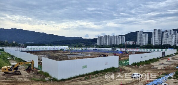 '디에이치 아델스타'와 직선거리로 불과 1.5㎞  떨어진 과천경마공원 옆의 '과천 주암 C2블록 신혼희망타운''. 김태현 기자