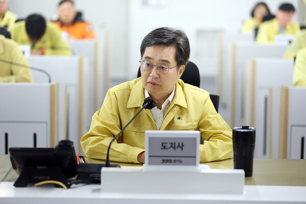 김동연 경기도지사가 18일 오전 경기도청 전시종합상황실에서 열린 '2025 을지훈련 최초 상황 보고 회의'에서 훈련을 실전과 같이 임할 것을 당부하며 경기도의 역할론을 강조하고 있다.경기도 제공.