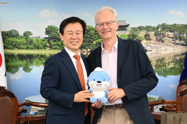 조규일 진주시장(왼쪽)과 칼-울르프 안데르손 주한 스웨덴 대사가 진주시 캐릭터 ‘하모’ 인형을 들고 기념촬영을 하고 있다. ⓒ진주시