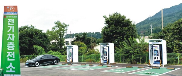 경기도 남양주시 와부읍 경강로 팔당유원지 대로변에서 이달 서비스를 개시한 힐링 전기차충전소 ‘팔당88EV스테이션’. 김태현 기자