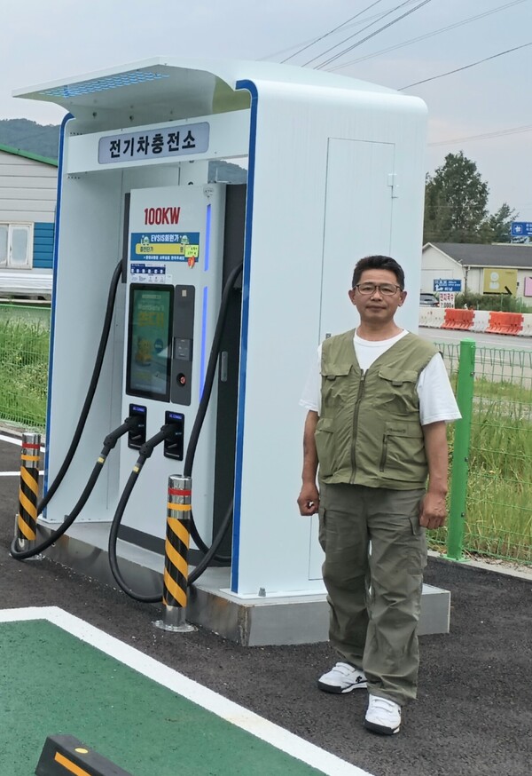 사용가치가 극히 제한돼 흔히 ‘노는 땅’으로 불리는 그린벨트를 전기차충전소라는 수익지로 바꿔 낸 ‘팔당88EV스테이션’의 유병선 대표. 김태현 기자