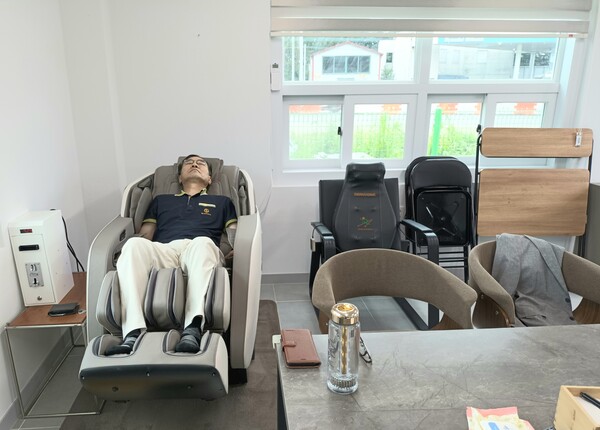 전기차량 운전자 편의를 위한 안마의자가 비치된 ‘팔당88EV스테이션’ 휴게실. 김태현 기자